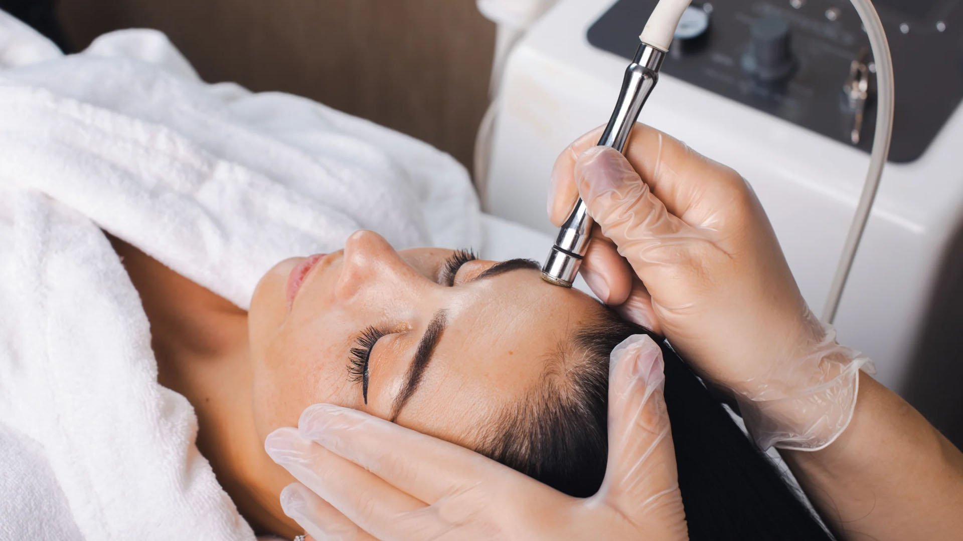 میکرودرم ابریژن چیست؟ مزایا، عوارض و مراقبتهای بعد از انجام