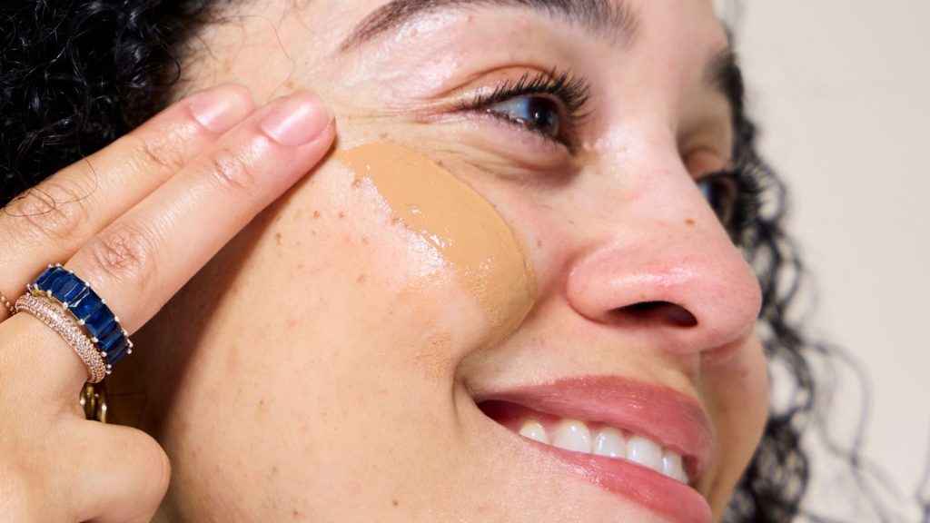 ضدآفتاب رنگی یا بی‌رنگ؟ کدام انتخاب بهتری برای پوست شماست؟
