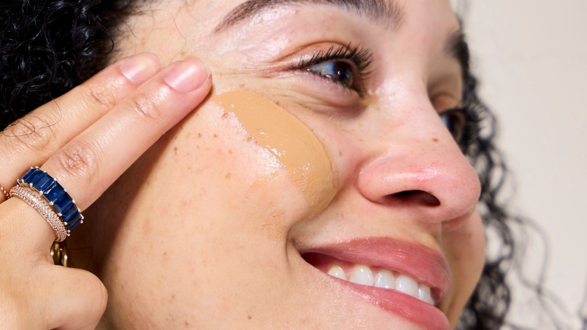ضدآفتاب رنگی یا بی‌رنگ؟ کدام انتخاب بهتری برای پوست شماست؟