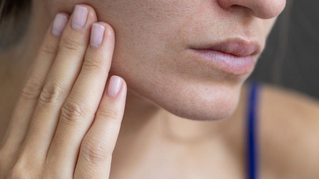 تفاوت پوست خشک و پوست دهیدراته؛ چگونه این دو را تشخیص دهیم؟